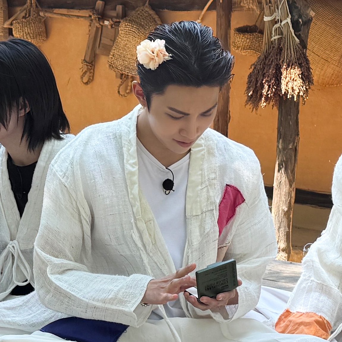 kiymryul's tweet photo. Pake jepitan bunga kamboja. @Carmzn coba penilaiannya, juri. Apa udah cocok jadi pria Bali? https://t.co/fUHbcVLlbl