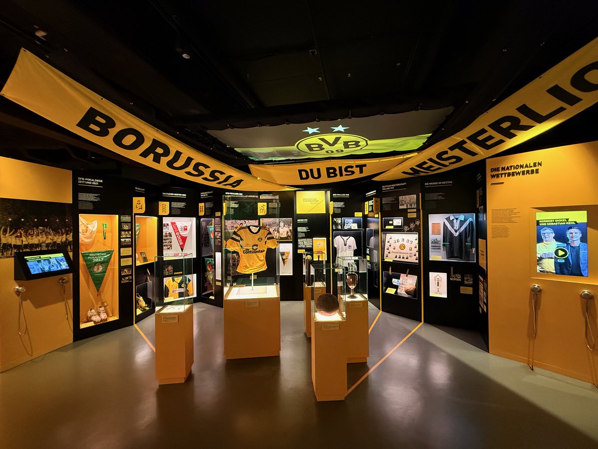 GroundhoppingT's tweet photo. Oplev Borussia Dortmund på det legendariske Westfalenstadion! 😍

Kampprogrammet i Bundesligaen landede i fredags og tak for kaffe, der mange af jer, der gerne vil ud og se fodbold i den kommende sæson. Tak for det! 🤝

Ikke overraskende, er Borussia Dortmund en af de klubber der står øverst på ønskelisten, og da deres hjemmebanekampe nærmest altid bliver udsolgt, anbefaler vi, at I slår hurtigt til, hvis I skal have oplevelsen af Westfalenstadion og Die Gelbe Wand 🏟️

På fodboldrejserne til Dortmund har I to overnatninger på hotel og I modtager et Dortmund halstørklæde, samt vouchers til både mad og drikke på stadion og fanshoppen. Der er også en stadionrundtur inkluderet i pakken (på ikke kampdage).

Skal det være Der Klassiker imod Bayern, Revierderby imod Schalke eller måske en af kampene i efteråret? Find rejsen og jeres kamp på Westfalenstadion her 👇

https://t.co/eGXK4tilss