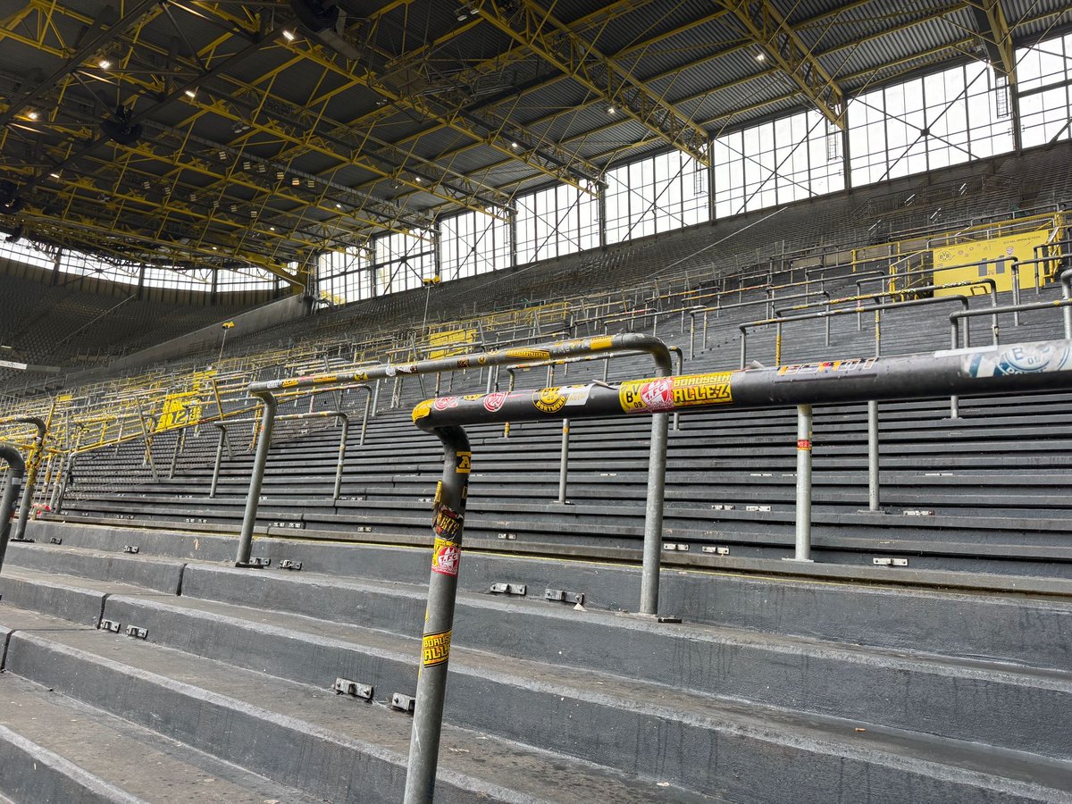 GroundhoppingT's tweet photo. Oplev Borussia Dortmund på det legendariske Westfalenstadion! 😍

Kampprogrammet i Bundesligaen landede i fredags og tak for kaffe, der mange af jer, der gerne vil ud og se fodbold i den kommende sæson. Tak for det! 🤝

Ikke overraskende, er Borussia Dortmund en af de klubber der står øverst på ønskelisten, og da deres hjemmebanekampe nærmest altid bliver udsolgt, anbefaler vi, at I slår hurtigt til, hvis I skal have oplevelsen af Westfalenstadion og Die Gelbe Wand 🏟️

På fodboldrejserne til Dortmund har I to overnatninger på hotel og I modtager et Dortmund halstørklæde, samt vouchers til både mad og drikke på stadion og fanshoppen. Der er også en stadionrundtur inkluderet i pakken (på ikke kampdage).

Skal det være Der Klassiker imod Bayern, Revierderby imod Schalke eller måske en af kampene i efteråret? Find rejsen og jeres kamp på Westfalenstadion her 👇

https://t.co/eGXK4tilss