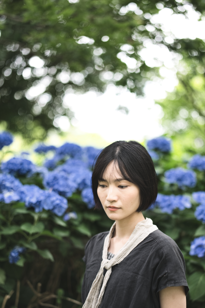 KanimenPhoto's tweet photo. She blooms quietly, somewhere between light and silence.

#streetportrait #portraitphotography #hydrangea https://t.co/82jMUU6kQl