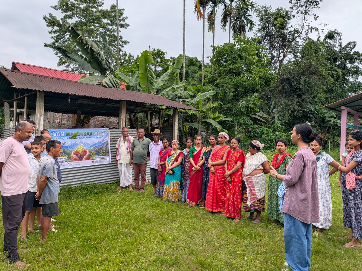 aaranyak's tweet photo. 🌳 Growing greener futures, together!

To celebrate #VanMahotsav, Aaranyak joined hands with the Demow Forest Beat Office, local youth clubs and the Gelapathar community in Sivasagar to plant 30 native saplings across two sites, promoting community-led forest restoration and environmental stewardship.

Supported by Elephant Family, British Asian Trust (BAT) and The Fable Fund.

#ForestRestoration #TreePlantation #CommunityConservation #Assam #Aaranyak