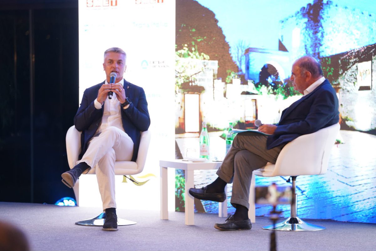 edorixi's tweet photo. A Manduria, in occasione dell'evento estivo di #ALIS, il confronto con Bruno Vespa sul futuro della portualità italiana.
La riforma dei #porti è una sfida decisiva per rendere il nostro sistema logistico più efficiente, moderno e competitivo. Più coordinamento, semplificazione,
digitalizzazione e una governance capace di accompagnare la crescita dei traffici: è da qui che passa la capacità dell'Italia di rafforzare il proprio ruolo nel commercio internazionale.
Investire nelle infrastrutture significa costruire il futuro del Paese.
#porti #infrastrutture #sviluppo