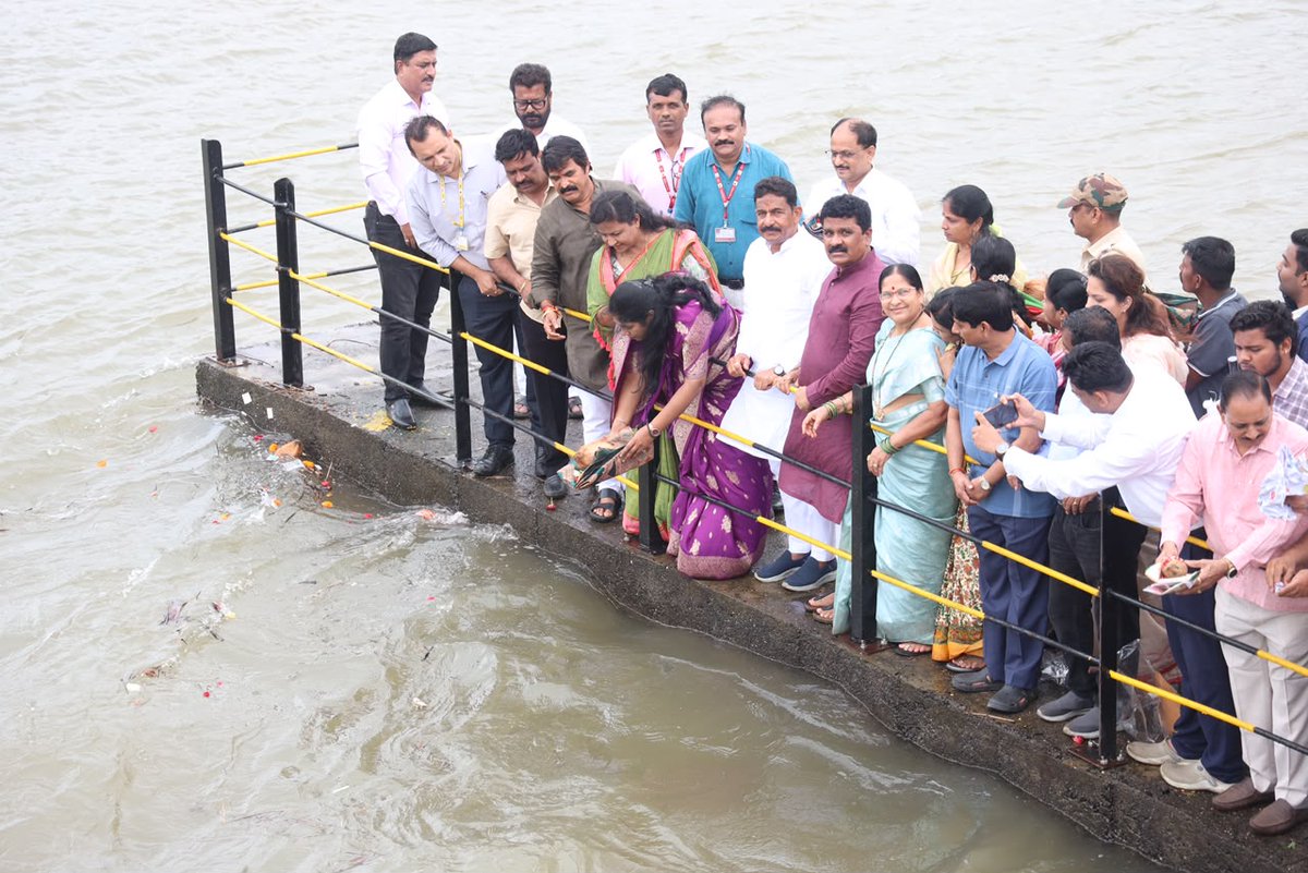 PMCPune's tweet photo. जलसमृद्ध पुण्यासाठी खडकवासला धरण येथे पारंपरिक जलपूजन सोहळा

आज बुधवार, ८ जुलै २०२६ रोजी खडकवासला धरण येथे पुणे महानगरपालिकेच्या वतीने दरवर्षीप्रमाणे खडकवासला धरण पूर्ण क्षमतेने भरल्यानंतर पारंपरिक पद्धतीने जलपूजन करण्यात आले. यावेळी साडी, चोळी व नारळ अर्पण करून जलदेवतेप्रती कृतज्ञता व्यक्त करण्यात आली. तसेच पुणेकरांना वर्षभर पुरेसा पाणीपुरवठा व्हावा आणि शहरामध्ये पाण्याची टंचाई निर्माण होऊ नये, अशी प्रार्थना यावेळी करण्यात आली.

याप्रसंगी मा. आमदार श्री. भीमराव तापकीर, मा. महापौर सौ. मंजुषा नागपुरे, मा. उपमहापौर श्री. परशुराम वाडेकर, मा. नगरसेवक श्री. सोपान चव्हाण, मा. नगरसेवक श्री. सचिन मोरे, मा. नगरसेवक श्री. प्रसन्न जगताप, मा. नगरसेवक श्री. सुभाष नाणेकर, मा. नगरसेवक श्री. भारत भूषण बराटे, मा. नगरसेविका श्रीमती कोमल नवले, मा. नगरसेविका श्रीमती जयश्री भुमकर, सहकारी नगरसेवक, स्थानिक नागरिक, पुणे महानगरपालिकेचे अधिकारी व कर्मचारी तसेच पाटबंधारे विभागाचे अधिकारी व कर्मचारी उपस्थित होते.

'पुणे प्रथम – सेवावारी २०२६' अंतर्गत उपलब्ध सर्व सेवा, सुविधा आणि महत्त्वाची माहिती जाणून घेण्यासाठी तसेच विविध उपक्रमांमध्ये नोंदणी करण्यासाठी PMC CARE ॲप आजच डाउनलोड करा: https://t.co/vI31aw2xUv

#Khadakwasala #PMCCare #Poojan #DamLevelUpdate #PuneCity