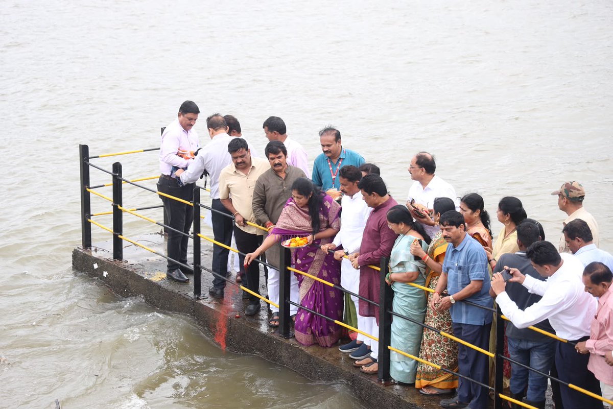 PMCPune's tweet photo. जलसमृद्ध पुण्यासाठी खडकवासला धरण येथे पारंपरिक जलपूजन सोहळा

आज बुधवार, ८ जुलै २०२६ रोजी खडकवासला धरण येथे पुणे महानगरपालिकेच्या वतीने दरवर्षीप्रमाणे खडकवासला धरण पूर्ण क्षमतेने भरल्यानंतर पारंपरिक पद्धतीने जलपूजन करण्यात आले. यावेळी साडी, चोळी व नारळ अर्पण करून जलदेवतेप्रती कृतज्ञता व्यक्त करण्यात आली. तसेच पुणेकरांना वर्षभर पुरेसा पाणीपुरवठा व्हावा आणि शहरामध्ये पाण्याची टंचाई निर्माण होऊ नये, अशी प्रार्थना यावेळी करण्यात आली.

याप्रसंगी मा. आमदार श्री. भीमराव तापकीर, मा. महापौर सौ. मंजुषा नागपुरे, मा. उपमहापौर श्री. परशुराम वाडेकर, मा. नगरसेवक श्री. सोपान चव्हाण, मा. नगरसेवक श्री. सचिन मोरे, मा. नगरसेवक श्री. प्रसन्न जगताप, मा. नगरसेवक श्री. सुभाष नाणेकर, मा. नगरसेवक श्री. भारत भूषण बराटे, मा. नगरसेविका श्रीमती कोमल नवले, मा. नगरसेविका श्रीमती जयश्री भुमकर, सहकारी नगरसेवक, स्थानिक नागरिक, पुणे महानगरपालिकेचे अधिकारी व कर्मचारी तसेच पाटबंधारे विभागाचे अधिकारी व कर्मचारी उपस्थित होते.

'पुणे प्रथम – सेवावारी २०२६' अंतर्गत उपलब्ध सर्व सेवा, सुविधा आणि महत्त्वाची माहिती जाणून घेण्यासाठी तसेच विविध उपक्रमांमध्ये नोंदणी करण्यासाठी PMC CARE ॲप आजच डाउनलोड करा: https://t.co/vI31aw2xUv

#Khadakwasala #PMCCare #Poojan #DamLevelUpdate #PuneCity