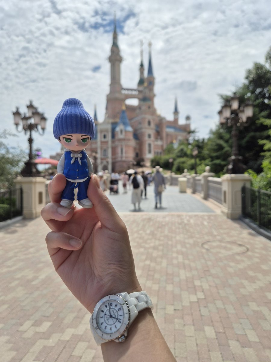sapphire_wyb85's tweet photo. Holiday time ☀️ First stop, Disneyland! It's so hot in Shanghai today 🥵

I'll be back online in August guys. Hope you all have a lovely summer break 💚 https://t.co/NGhGBBdwao