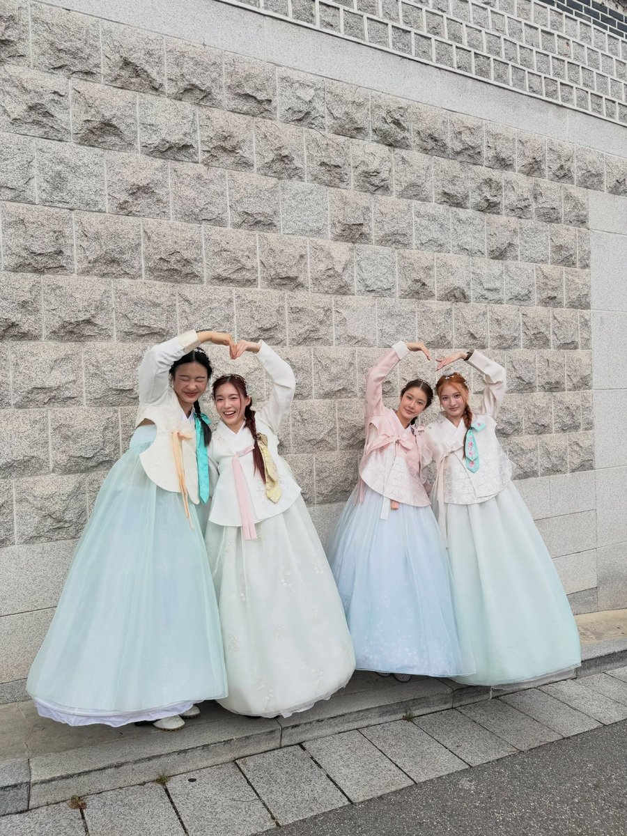 viewjanclub's tweet photo. they are so silly 😭😭😭😭😭😭 https://t.co/Q1FDU2fSlC