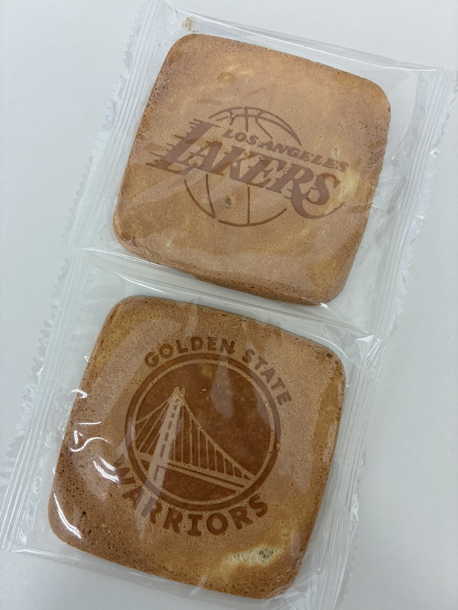 studioKaplus's tweet photo. カメラマン吉田さん（よっしー）が
お土産にくれたのだけれど
嬉し過ぎて食べれない😭😭

小川、NBAの大ファンでして😭

貰ったから食べたいけど
食べれない😭😭😭

まぢうれしい😭😭😭 https://t.co/coqcTkphkM