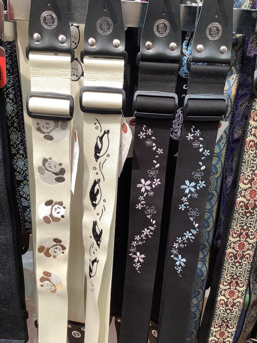 1484umeda's tweet photo. ［イシバシ楽器梅田店]小物担当です！
🎉ストラップに『Grande uomo 』が仲間入りしました！

柔らかく肩に馴染みの良いアクリル製ベルトを使用✨
ちょっとお高めですが、その分デザインも使い心地も◎
（私のイチ押しは海月です🪼）

ぜひ店頭でチェックしてみてくださいね🐈‍⬛ https://t.co/LeBdXakW6S