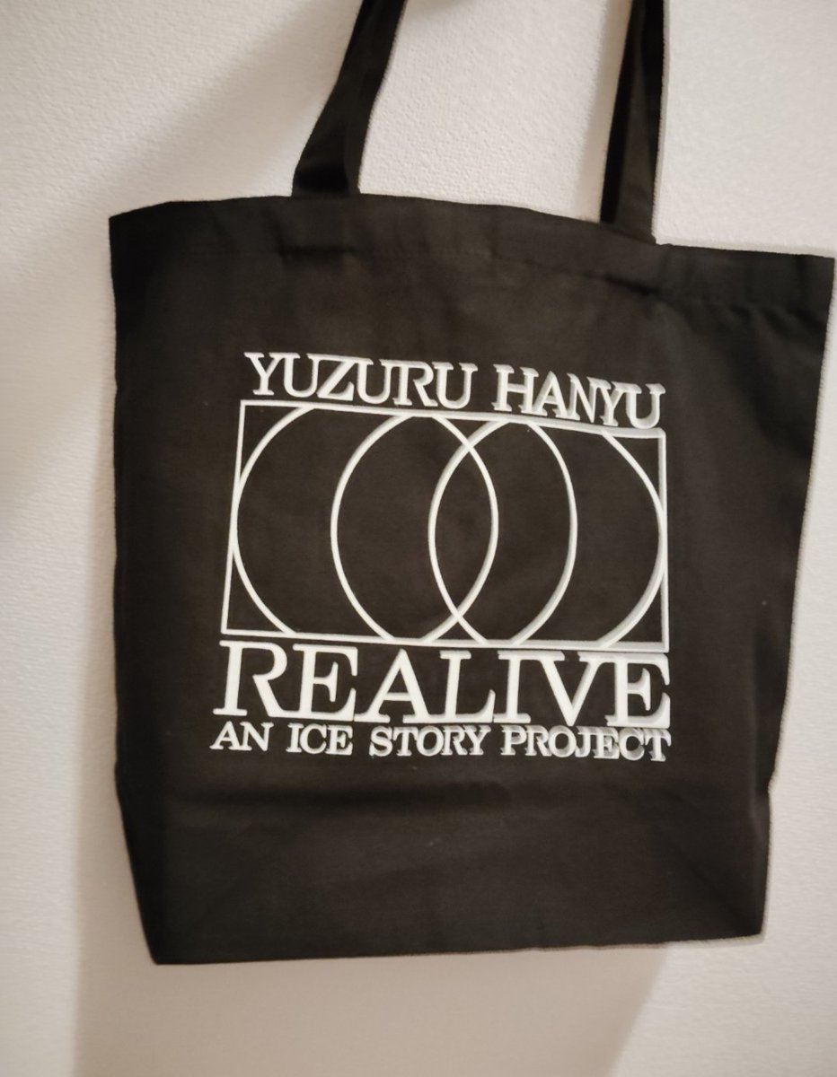 mochii3531's tweet photo. REALIVEのグッズ🥰️
トートバッグ
早速 使いたくて

とりあえずの
マチを作った(^◇^;)

簡単‼️

https://t.co/8lGaVebNAs さん
から届いたダンボールの横の
長さが ほぼ同じなので…

マチ幅(約11.5cm)に合わせて
切ったら ピッタリ✌️

とりあえず これで🤭

#REALIVE
#羽生結弦 https://t.co/94AgaqKjBG