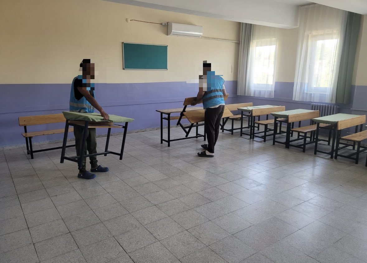 turgutludsm's tweet photo. Müdürlüğümüz kamu yararına ücretsiz çalışma yükümlülüğü bulunan yükümlüler aracılığıyla Turgutlu Besime Elagöz Ortaokulunda çeşitli çalışmalar gerçekleştirilmiştir. Bu çalışmalar kapsamında okul içi temizlik, tadilat, bakım-onarım işlemleri ile çevre düzenlemesi yapılmıştır. https://t.co/XQYXWOtFjH