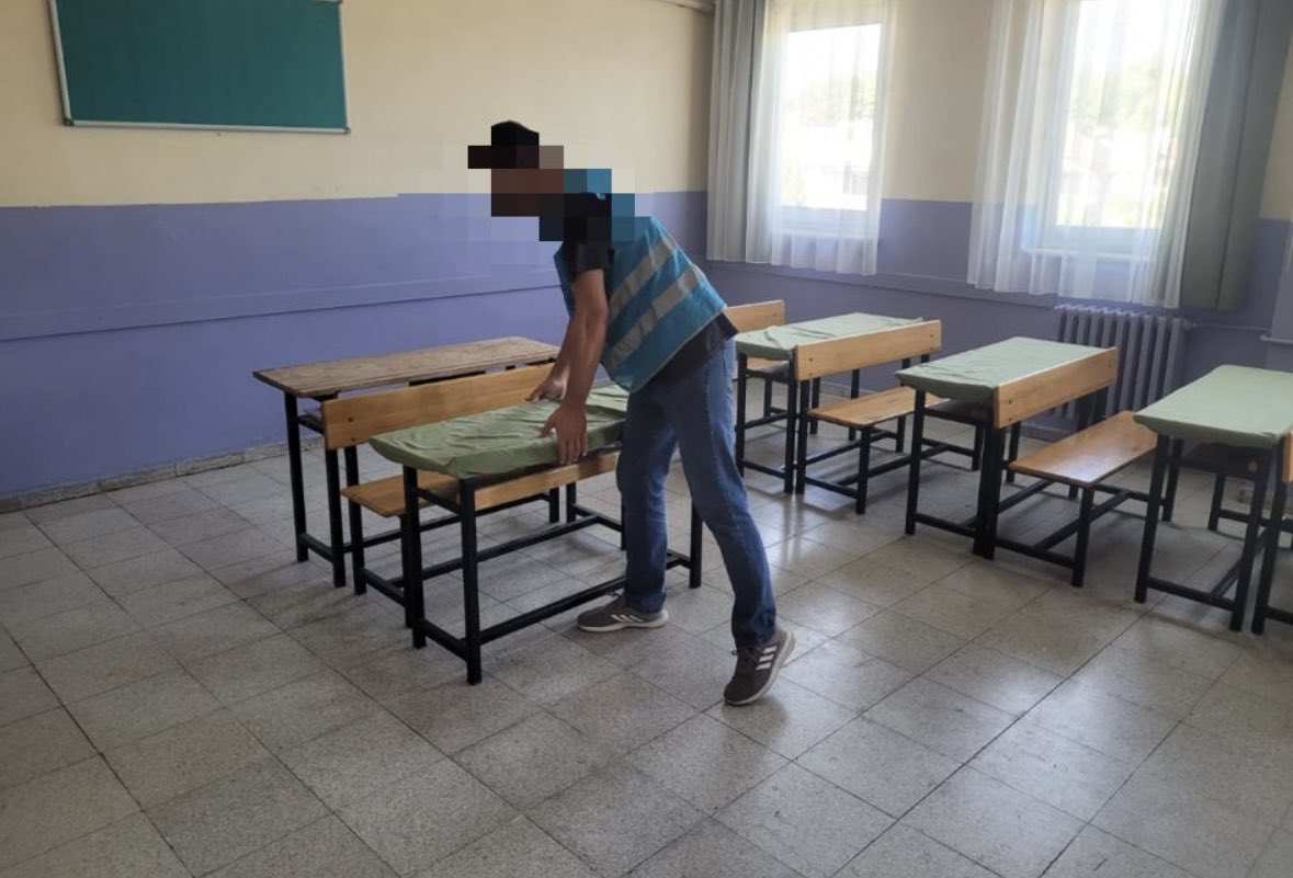 turgutludsm's tweet photo. Müdürlüğümüz kamu yararına ücretsiz çalışma yükümlülüğü bulunan yükümlüler aracılığıyla Turgutlu Besime Elagöz Ortaokulunda çeşitli çalışmalar gerçekleştirilmiştir. Bu çalışmalar kapsamında okul içi temizlik, tadilat, bakım-onarım işlemleri ile çevre düzenlemesi yapılmıştır. https://t.co/XQYXWOtFjH
