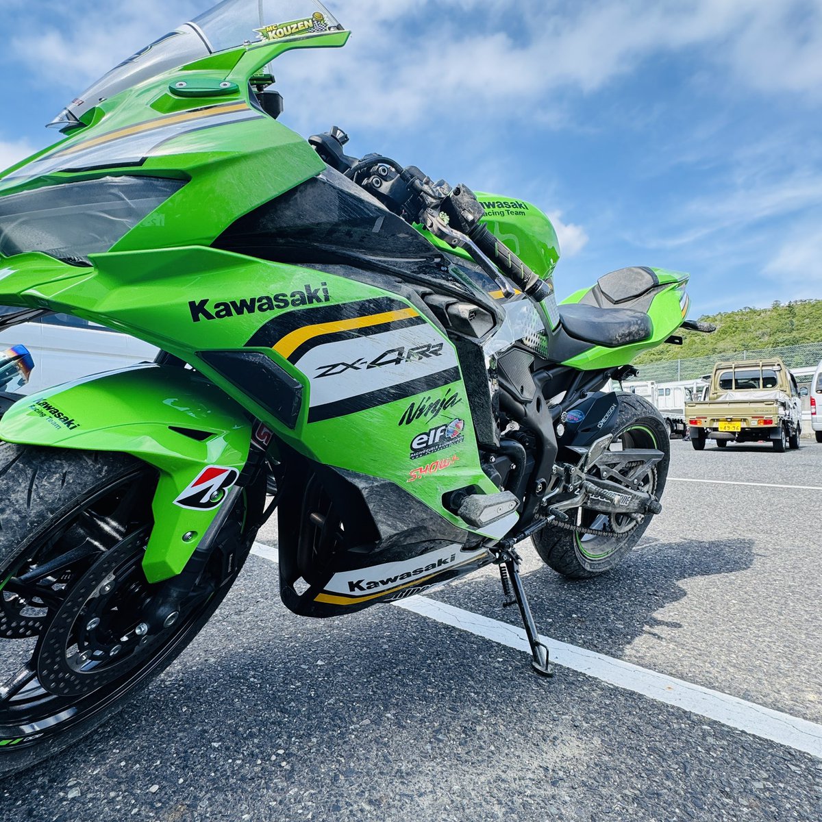 MOTO50000625's tweet photo. 生まれて初めての1コーナーで
オーバーシュート………😢
身体は無問題ですが、
3本目で赤旗🟥を出してしまいました。
3本目の皆さん大変申し訳ありませんでした🙏🙏🙏
#401会
#kawasaki https://t.co/1zHP1S9X39