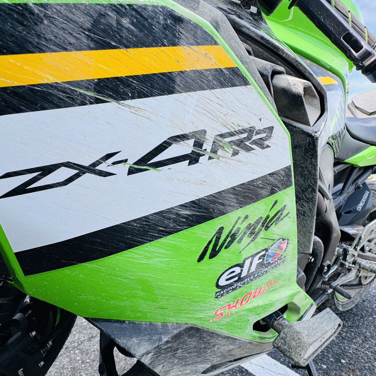 MOTO50000625's tweet photo. 生まれて初めての1コーナーで
オーバーシュート………😢
身体は無問題ですが、
3本目で赤旗🟥を出してしまいました。
3本目の皆さん大変申し訳ありませんでした🙏🙏🙏
#401会
#kawasaki https://t.co/1zHP1S9X39