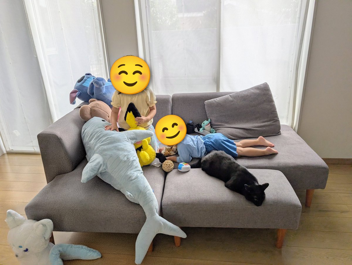 konekowohirotta's tweet photo. 3003日目。
黒猫、どーーーこだ
みたいな感じでヌイグルミと子どもの狭間に埋もれていく黒猫……であるが、結構背後でドッタンバッタンされつつ蹴られたり踏まれそうになったりしている。にも関わらず、背中に目でもあるのかイカ耳センサーが高感度なのか許容範囲が広いのか、微動だにせず…。 https://t.co/hFTdkAiQJc