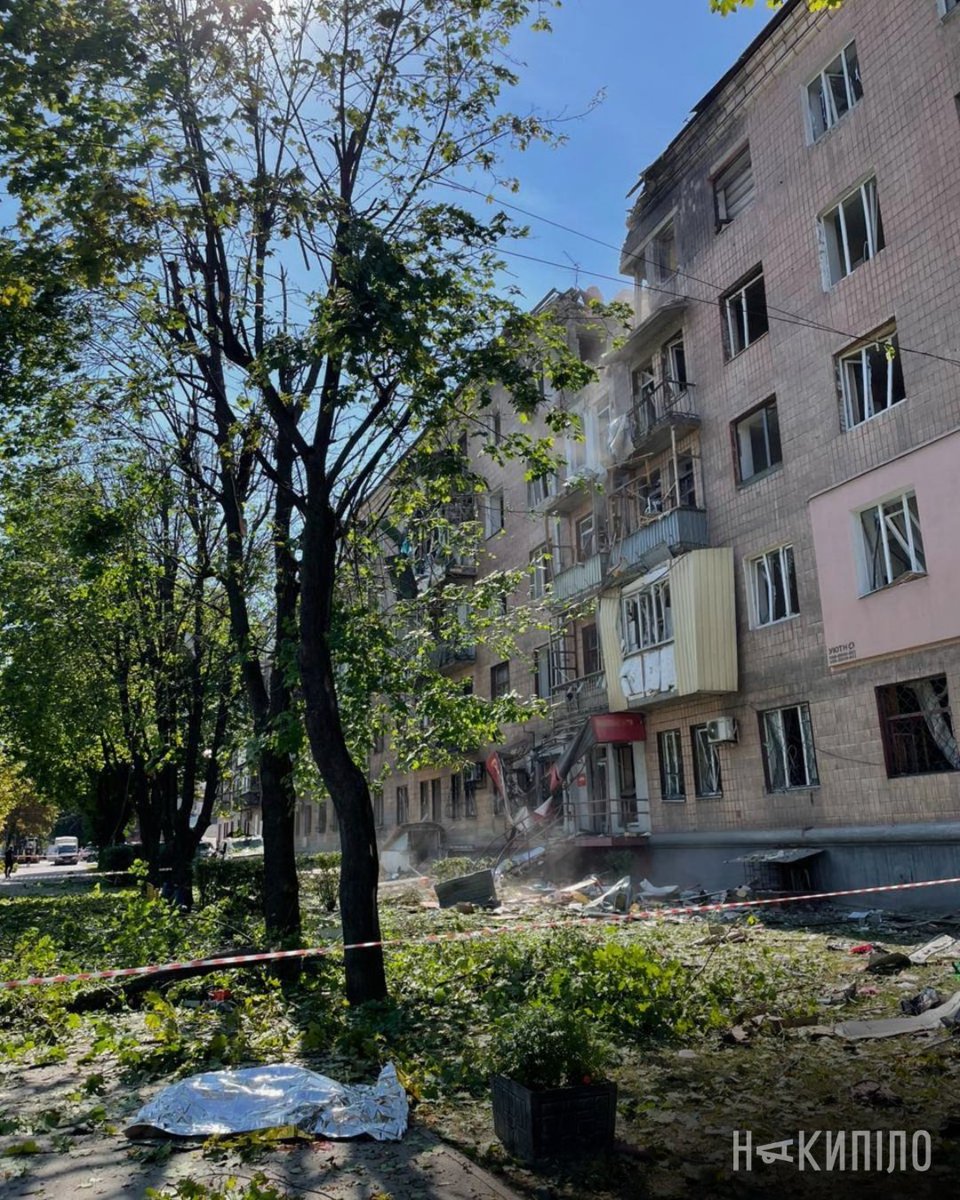nakypiloua's tweet photo. Ворог атакував ракетою багатоповерхівку в Немишлянському районі Харкова. Удар пошкодив фасад та вікна будинку.

росіяни вдарили також по Київському району. По усіх локаціях ранкових ударів, 20 постраждалих та двоє загиблих, повідомляє Ігор Терехов.

Фото: Павло Пахоменко https://t.co/AdJC2lnRnY