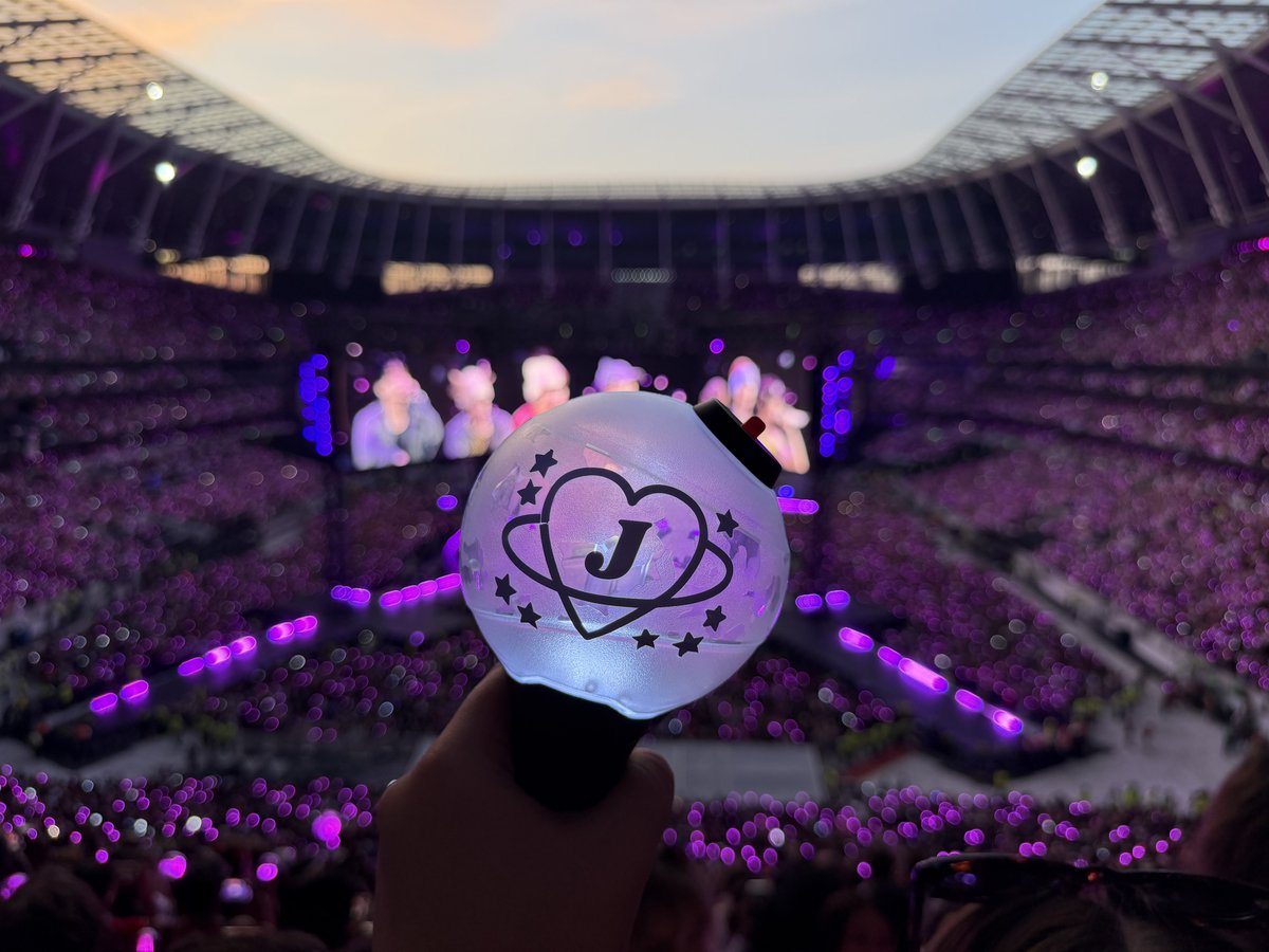 spacericecake's tweet photo. 📍 bts arirang in london

07/07 • saw my 7 again after 7 years, i am reminded of how home feels like 💜 @bts_bighit https://t.co/BjNj825p8J