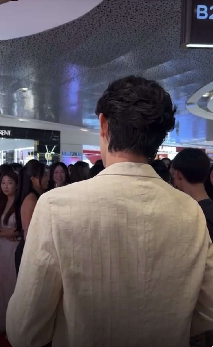 Namvi112's tweet photo. Cái bóng lưng vs góc nghiêng cũng đủ đẹp!

#AydenSngXArmaniBeauty
#AydenSng
#ArmaniBeauty https://t.co/QJFlI5UfC9