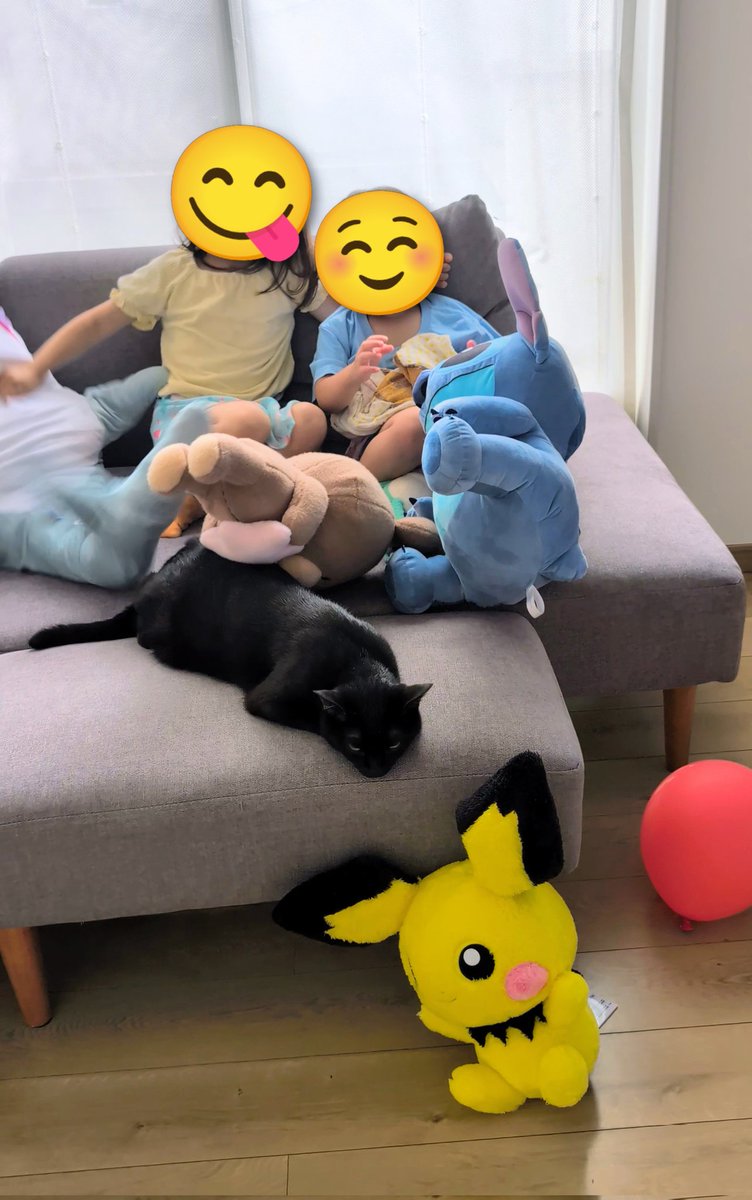 konekowohirotta's tweet photo. 3003日目。
黒猫、どーーーこだ
みたいな感じでヌイグルミと子どもの狭間に埋もれていく黒猫……であるが、結構背後でドッタンバッタンされつつ蹴られたり踏まれそうになったりしている。にも関わらず、背中に目でもあるのかイカ耳センサーが高感度なのか許容範囲が広いのか、微動だにせず…。 https://t.co/hFTdkAiQJc