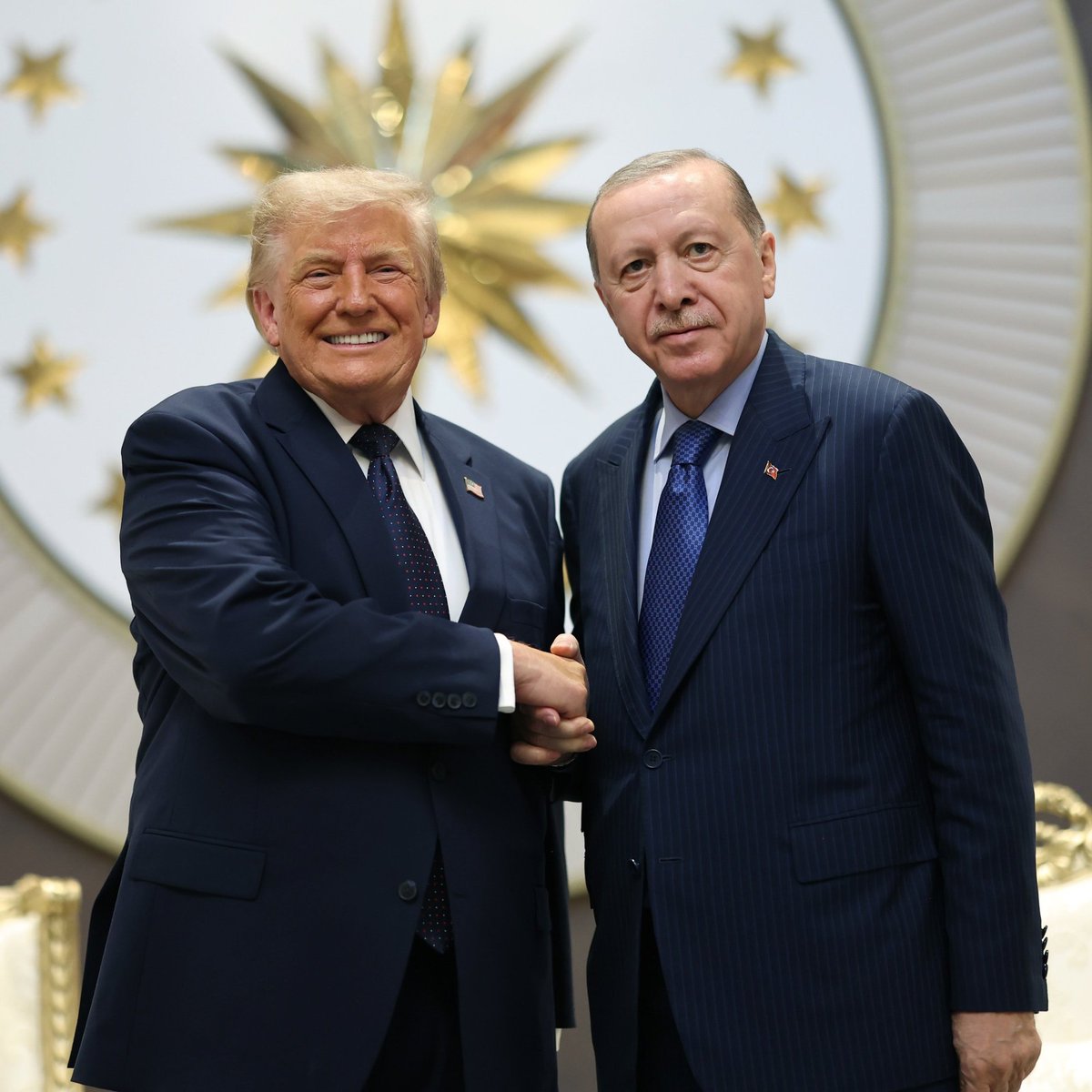 etkilihaberyeni's tweet photo. Abdulkadir Selvi:

"Özgür Özel’i pazarcı esnafı övünce manşetler atıyorlar.

Erdoğan’ı ABD Başkanı övünce kem küm ediyorlar." https://t.co/zcgNIa0alB