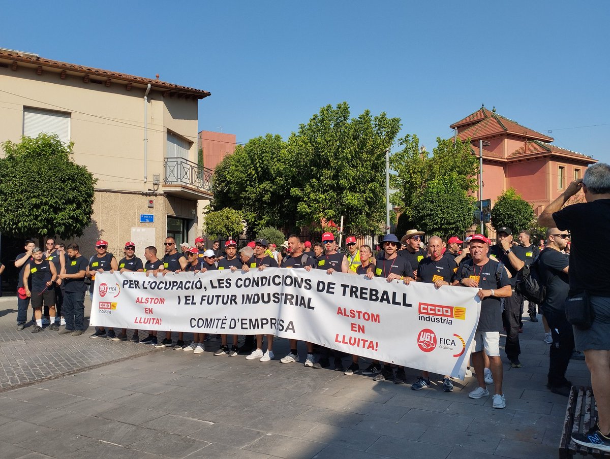 FICCOOCat's tweet photo. @ccooalstom @CCOOIndvocccatc @krys26krys @NEREIDACCOO @MCanteroSanchez @RuedaJruedaM @ccoo_vocc_catc @IvAn_Rv76 @marcruizvidal85 @Alex_M_Conesa @ccoocatalunya @Industria_CCOO @annanunezv Ja estem concentrats amb la plantilla d'Alstom a la plaça de l'Ajuntament de Santa Perpètua de Mogoda. 

Els membres del comitè es reuneixen ara amb l'alcalde i regidors per demanar el suport del consistori a la plantilla. https://t.co/pSIaEN38wF