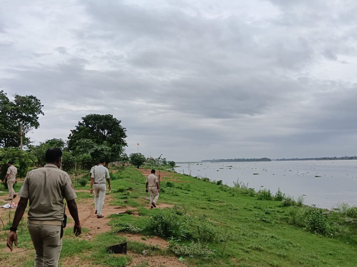 dcp_cuttack's tweet photo. To safeguard lives, Commissionerate Police, KATAKA UPD is strictly enforcing the prohibition on swimming, bathing, boating, and all recreational or commercial activities in the Mahanadi River and its distributaries.
Your safety is our priority. #WecareWedare #katakaupd https://t.co/tG9APKEFx4