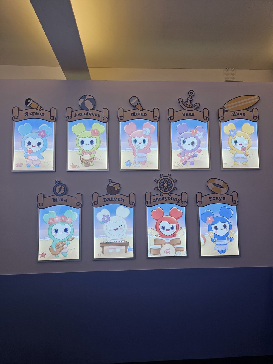 KTinky2's tweet photo. 🙋
#TWICE_THISISFOR_POPUP #FANS_SHOP #팬즈샵 https://t.co/EfhEaBojQp