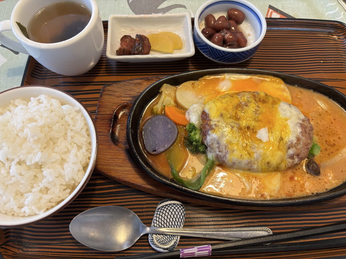 shimadaccha's tweet photo. 何年も悩まされてる舌痛を診てもらおうと父が生前お世話になった先生が居る福知山の病院に行ってきた🚗💨
ファイバースコープ？もCTも撮ったけどやはりこれと言う原因はわからないっぽい😢
病院近くでお店を見付けてランチ🍽これで税込800円！安くて美味しかった😊舌は痛くともご飯は美味しい😋 https://t.co/hvXGBBDT5F