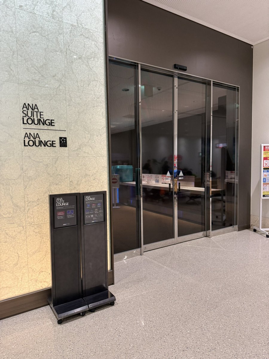 senrigawa1's tweet photo. JAL•ANA平会員いつもの沖縄旅①⑤

レンタカー返却して空港へ
ANAラウンジて一息😌
カードラウンジは昨日満足したので次回に

日曜日は欠航したNH770便
折り返し便は定刻到着で無事帰れそうです
😆 https://t.co/FfmBZMZ1EJ