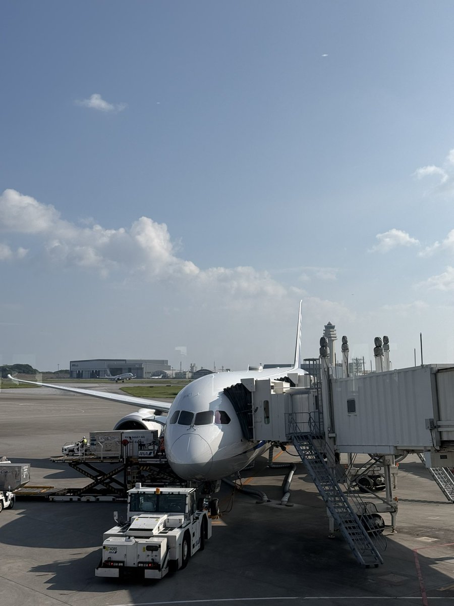 senrigawa1's tweet photo. JAL•ANA平会員いつもの沖縄旅①⑤

レンタカー返却して空港へ
ANAラウンジて一息😌
カードラウンジは昨日満足したので次回に

日曜日は欠航したNH770便
折り返し便は定刻到着で無事帰れそうです
😆 https://t.co/FfmBZMZ1EJ