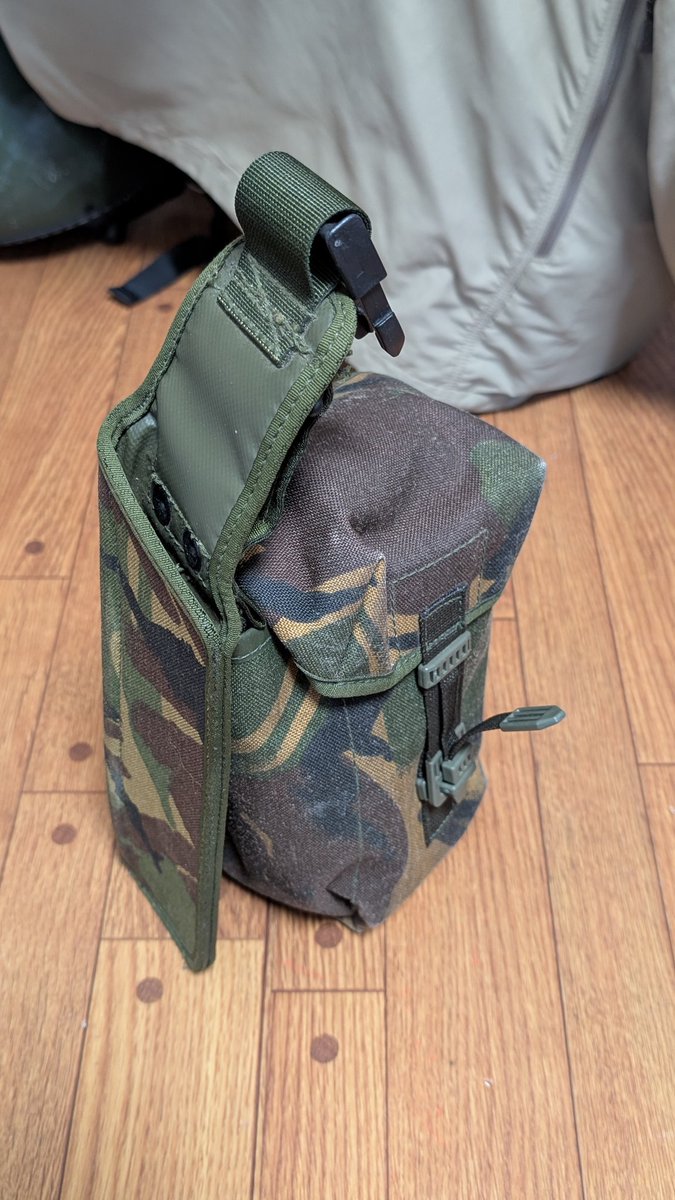 wakame_slrifle's tweet photo. PLCE組み替えてて思い出したんですが、水筒ポーチに雑に穴開けてあるの不思議だな〜って思ってたんですよ
ふと穴の間隔に思い当たる節があって試してみたらピッタリで…お前…バヨネットフロッグの穴だったのか…(呆 https://t.co/eUonivoVju