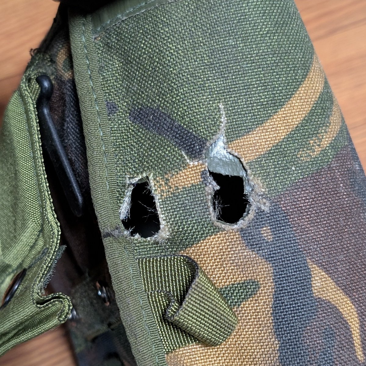 wakame_slrifle's tweet photo. PLCE組み替えてて思い出したんですが、水筒ポーチに雑に穴開けてあるの不思議だな〜って思ってたんですよ
ふと穴の間隔に思い当たる節があって試してみたらピッタリで…お前…バヨネットフロッグの穴だったのか…(呆 https://t.co/eUonivoVju