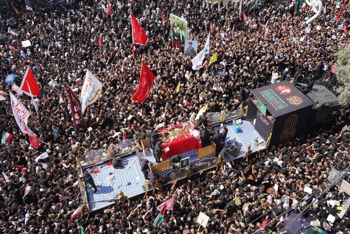 jacksonhinkle's tweet photo. Images of the dense crowd in Thawrat al-Ishrin Square, Najaf Ashraf, at the funeral of the martyred leader of the revolution. https://t.co/016u8zVLkX
