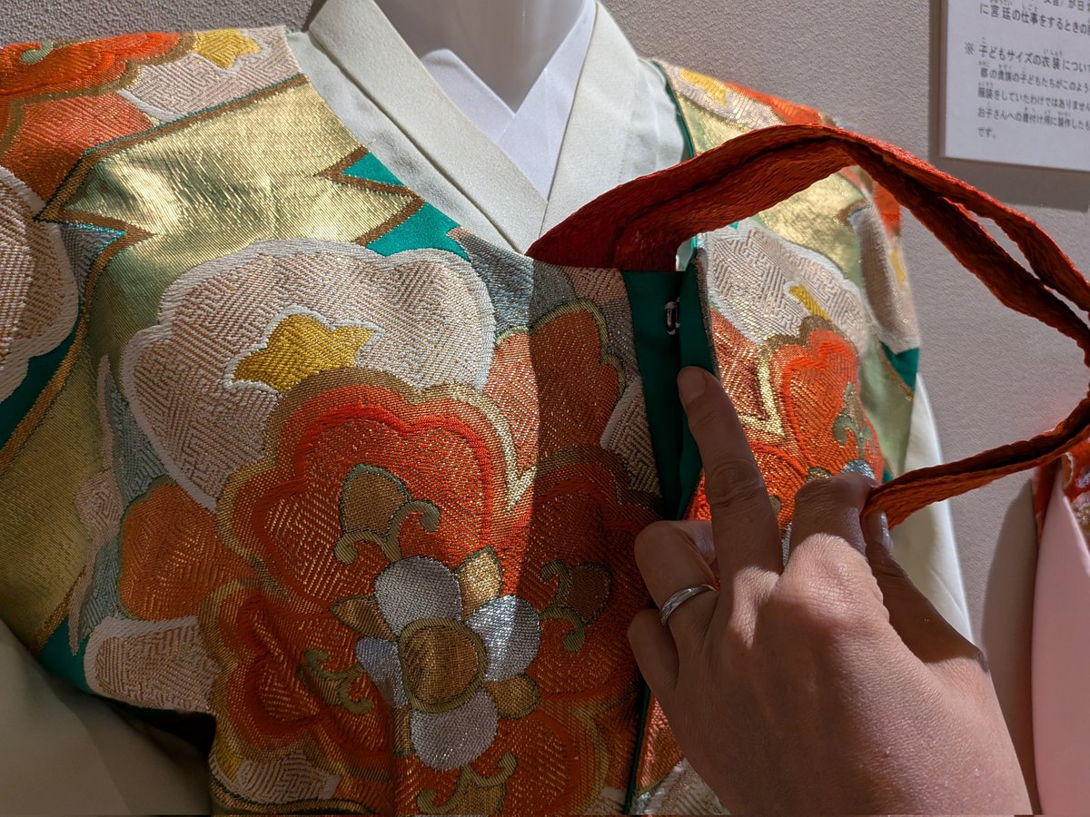 gikyokusha's tweet photo. 長岡京時代の衣装は奈良時代のそれとは違い少しずつ変化してきて、背子の襟元が真ん中でパカッと割れるか、もしくはサイドに割れ目があったらしい。
背子の裾も裳にinするのではなく、外に出して着付けたそうです。だんだん平安時代に近づいているんですね。 https://t.co/XoOpsEadLr