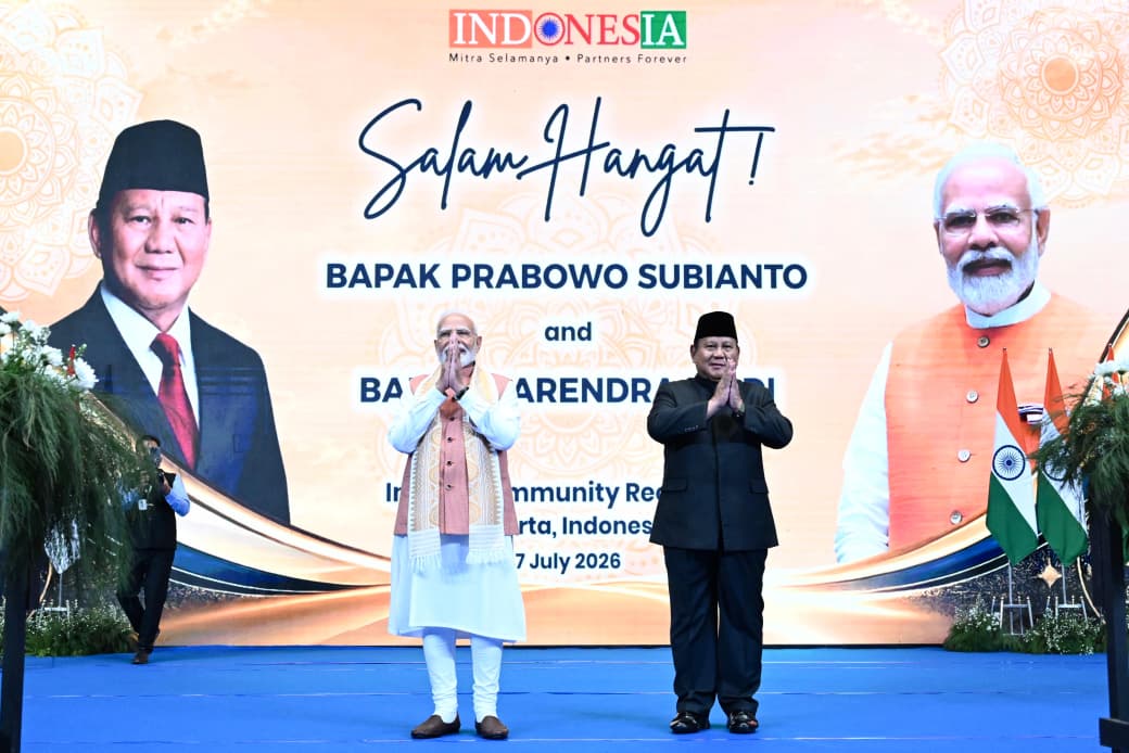 KemensetnegRI's tweet photo. Presiden Prabowo Hadiri Indian Community Reception, Tegaskan Eratnya Persahabatan Indonesia dan India

Presiden RI Prabowo Subianto menghadiri acara Indian Community Reception yang digelar di Jakarta International Convention Center (JICC), Selasa (07/07/2026).

Mengawali sambutannya, Presiden Prabowo menyampaikan rasa terima kasih dan perasaan bahagia dapat bertemu langsung dengan komunitas India di Indonesia. Presiden Prabowo pun kembali menegaskan kekagumannya secara pribadi kepada PM Modi. 

Lebih lanjut, Presiden Prabowo mengapresiasi keberhasilan India sebagai negara demokrasi dengan jumlah penduduk terbesar di dunia yang mampu menjaga stabilitas pemerintahan di tengah keberagaman. Menurut Presiden, keberhasilan India mewujudkan transisi pemerintahan yang berlangsung damai selama bertahun-tahun merupakan pencapaian yang dapat dipelajari oleh Indonesia.

Kepala Negara pun mengajak seluruh lapisan masyarakat untuk terus belajar dari pengalaman India dalam memperkuat demokrasi. Menurutnya, pembelajaran tersebut merupakan hal penting bagi Indonesia sebagai negara yang juga memiliki banyak keberagaman.

Sumber: BPMI Setpres

#KemensetnegRI 
#RilisPresiden