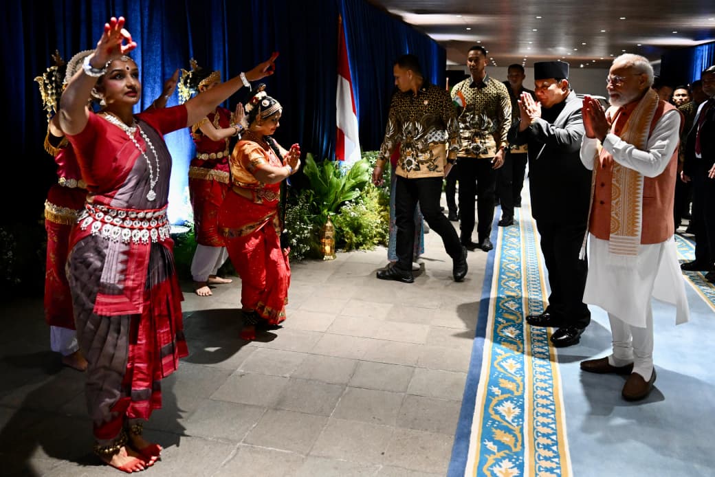 KemensetnegRI's tweet photo. Presiden Prabowo Hadiri Indian Community Reception, Tegaskan Eratnya Persahabatan Indonesia dan India

Presiden RI Prabowo Subianto menghadiri acara Indian Community Reception yang digelar di Jakarta International Convention Center (JICC), Selasa (07/07/2026).

Mengawali sambutannya, Presiden Prabowo menyampaikan rasa terima kasih dan perasaan bahagia dapat bertemu langsung dengan komunitas India di Indonesia. Presiden Prabowo pun kembali menegaskan kekagumannya secara pribadi kepada PM Modi. 

Lebih lanjut, Presiden Prabowo mengapresiasi keberhasilan India sebagai negara demokrasi dengan jumlah penduduk terbesar di dunia yang mampu menjaga stabilitas pemerintahan di tengah keberagaman. Menurut Presiden, keberhasilan India mewujudkan transisi pemerintahan yang berlangsung damai selama bertahun-tahun merupakan pencapaian yang dapat dipelajari oleh Indonesia.

Kepala Negara pun mengajak seluruh lapisan masyarakat untuk terus belajar dari pengalaman India dalam memperkuat demokrasi. Menurutnya, pembelajaran tersebut merupakan hal penting bagi Indonesia sebagai negara yang juga memiliki banyak keberagaman.

Sumber: BPMI Setpres

#KemensetnegRI 
#RilisPresiden