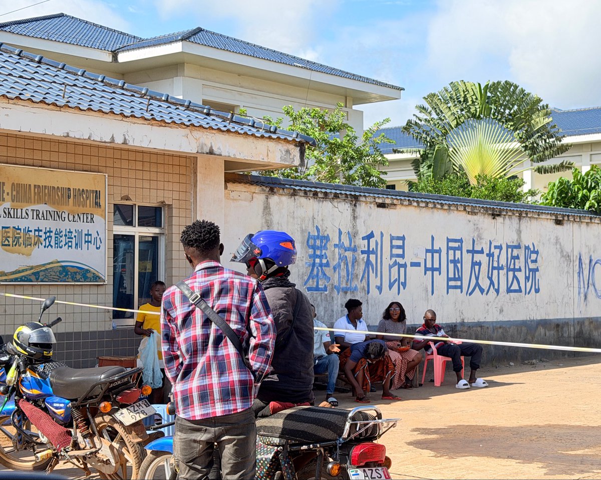 JCyouli's tweet photo. シエラレオネ🇸🇱で、日中友好病院、ならぬ「塞拉利昂中国友好医院」🇨🇳発見！

見慣れた文字が並んでいて安心感すら覚える。

中に入らせてもらい、展示パネルを見てびっくり。中国からの医療チーム派遣、なんと1973年から半世紀も続いてるんです。エボラ出血熱の時もここが最前線だったそうです。 https://t.co/r86kuLGK8E
