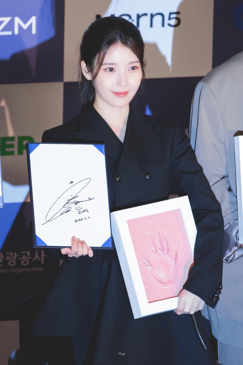 noopy_iuaena's tweet photo. 260707 아이유 핸드프린팅

🖐🏻

#아이유 #IU https://t.co/s4kKYdvcgp
