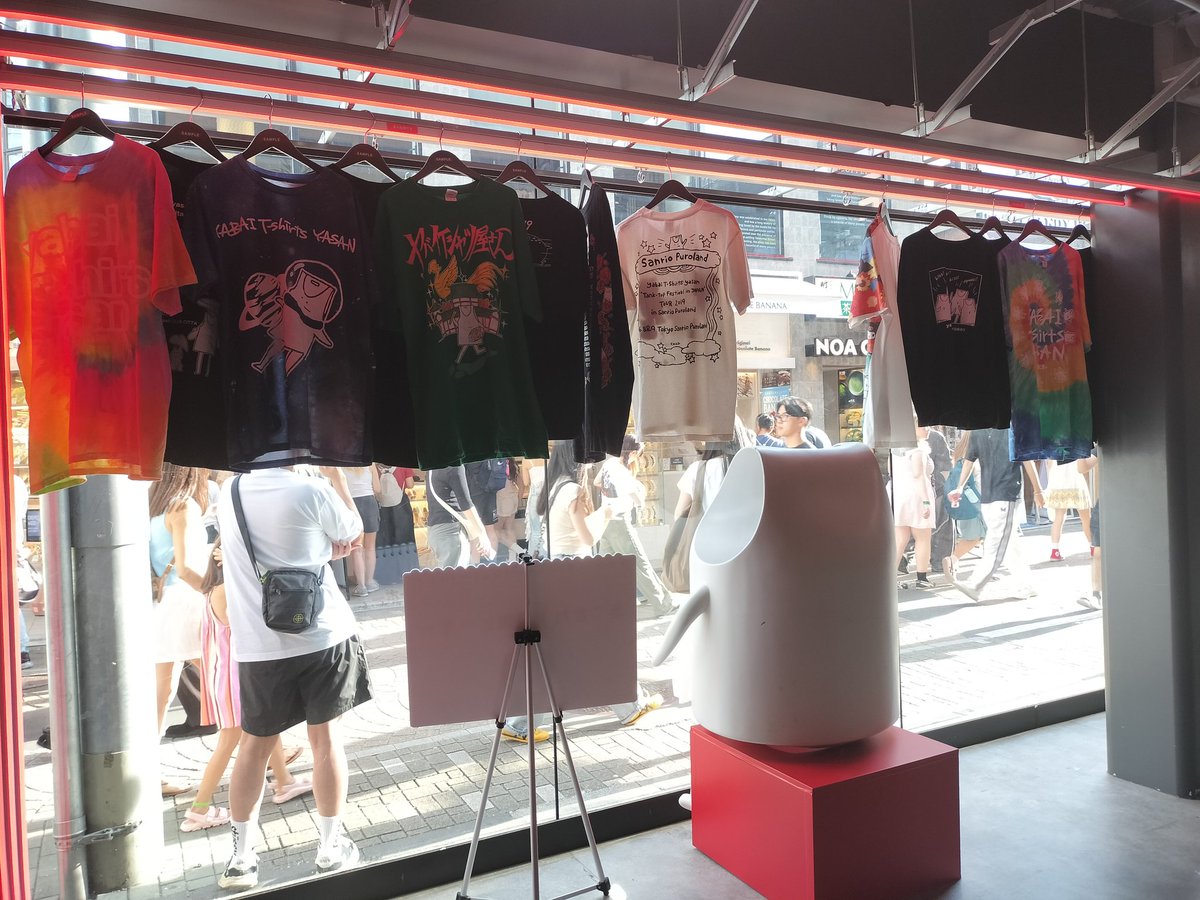 mohukemokemu's tweet photo. 夢の国や
時々外国人観光客の方が迷い込んでる
フォトTシャツ黒が売り切れ
TシャツSでも大きめサイズ
#ヤバTおもしろポップアップ https://t.co/xTF9bSXGkK
