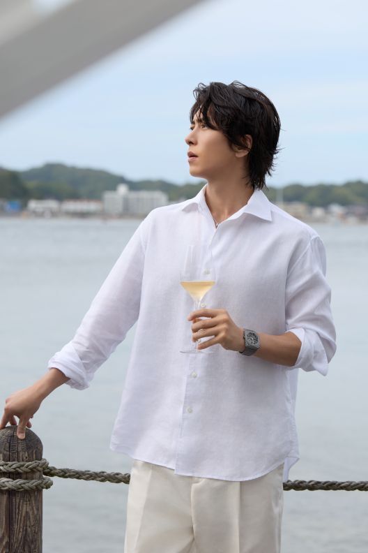 tokyo_calendar's tweet photo. ˗ˏˋ📣 #山下智久 さん
スタッフ一同ため息……💘Vol.2 ˎˊ˗

山下智久さんの夏号登場は今年で３回目！👏

今回は、しっかり冷えた「モエ アンペリアル」だけでなく、「アイス アンペリアル」を氷を浮かべる“ピシーヌ”という楽しみ方でも、堪能していただきました🥂

爽やかな白シャツ姿が様になる山下さんに、スタッフ一同ため息ものでした😍

📚…°˖✧
 気になる詳細は、7月21日発売の誌面をチェック！👀
 
📚…°˖✧
#東カレ #9月号 のテーマは“  大人だけの「７つの夏の欲求」（仮）”
 
● ご予約はこちら👇
https://t.co/W9wMCLZbD3
● 詳細はこちら
https://t.co/ePoPcVDpQX  

#撮影秘話