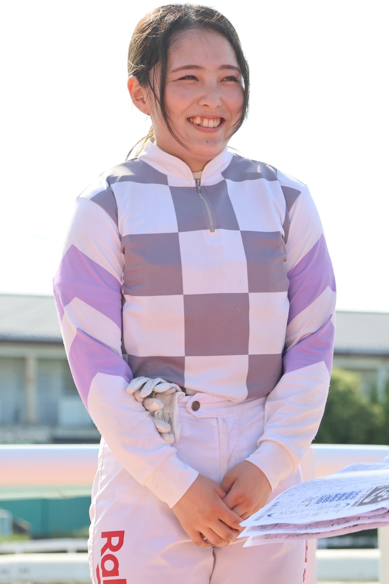 hochichihokeiba's tweet photo. 【阪神アーバン競馬】園田競馬

佐々木世麗騎手が準メイン、メインレースを連勝です。
11Ｒ「京都畜産特別」は佐々木騎手が、セイルオンセイラー（田中一巧厩舎）に騎乗し２着と首差で勝利。
今年３度目のメイン勝利。過去２度は雨だったので、晴れでのインタビューは今年初めて。「よかったー」と笑顔満開でした。
これで今年の「49」勝目となりました

#佐々木世麗
#セイルオンセイラー
#田中一巧