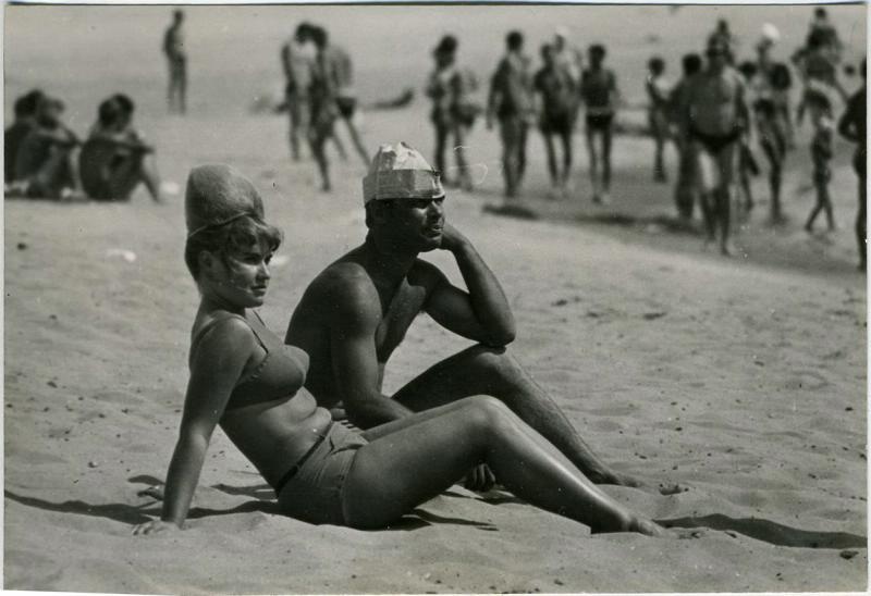 sovietvisuals's tweet photo. Beach on the Volga. Photo by Vsevolod Tarasevich, USSR, 1967. https://t.co/XhsqnRhgan