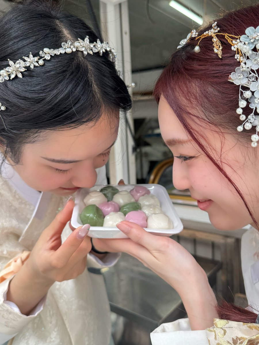 sapphoria_th's tweet photo. 너무 귀여워! Narak mak! 😭
So cute! มิ้ลค์เลิฟชุดฮันบกน่ารักโว้ยย
เกาหลีหวานเจี๊ยบเลย💚💖🫪

#มิ้ลค์เลิฟ #MilkLove https://t.co/r6igwbgvy1