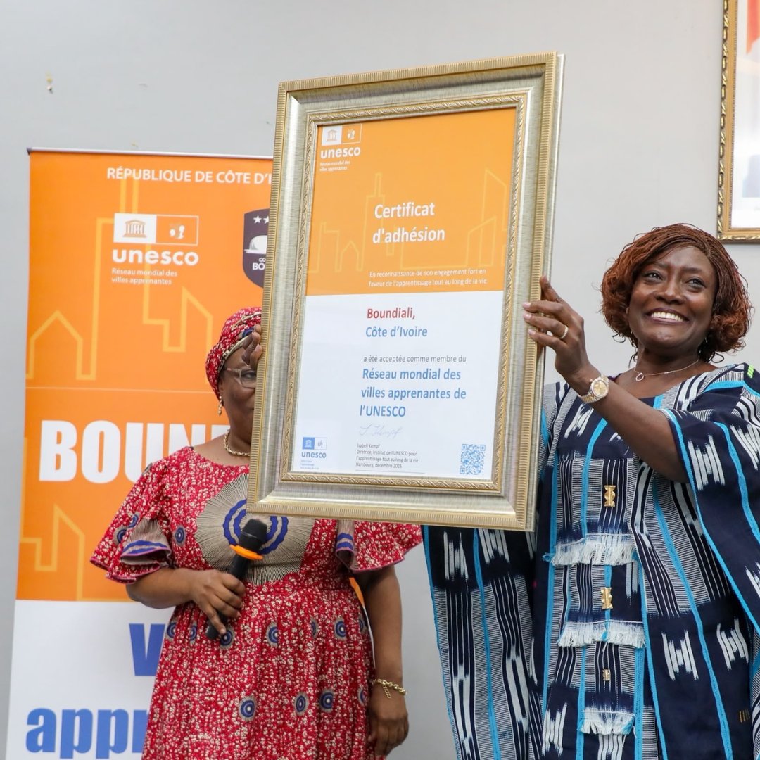 UIL's tweet photo. Madame la Ministre du Patrimoine, du Portefeuille de l’État et des Entreprises publiques / Maire de la commune de Boundiali, a reçu le certificat officiel consacrant l’intégration de la ville au Réseau mondial des villes apprenantes de l’UNESCO .

https://t.co/tTy6s1tvTl https://t.co/4lQLLnlLoM