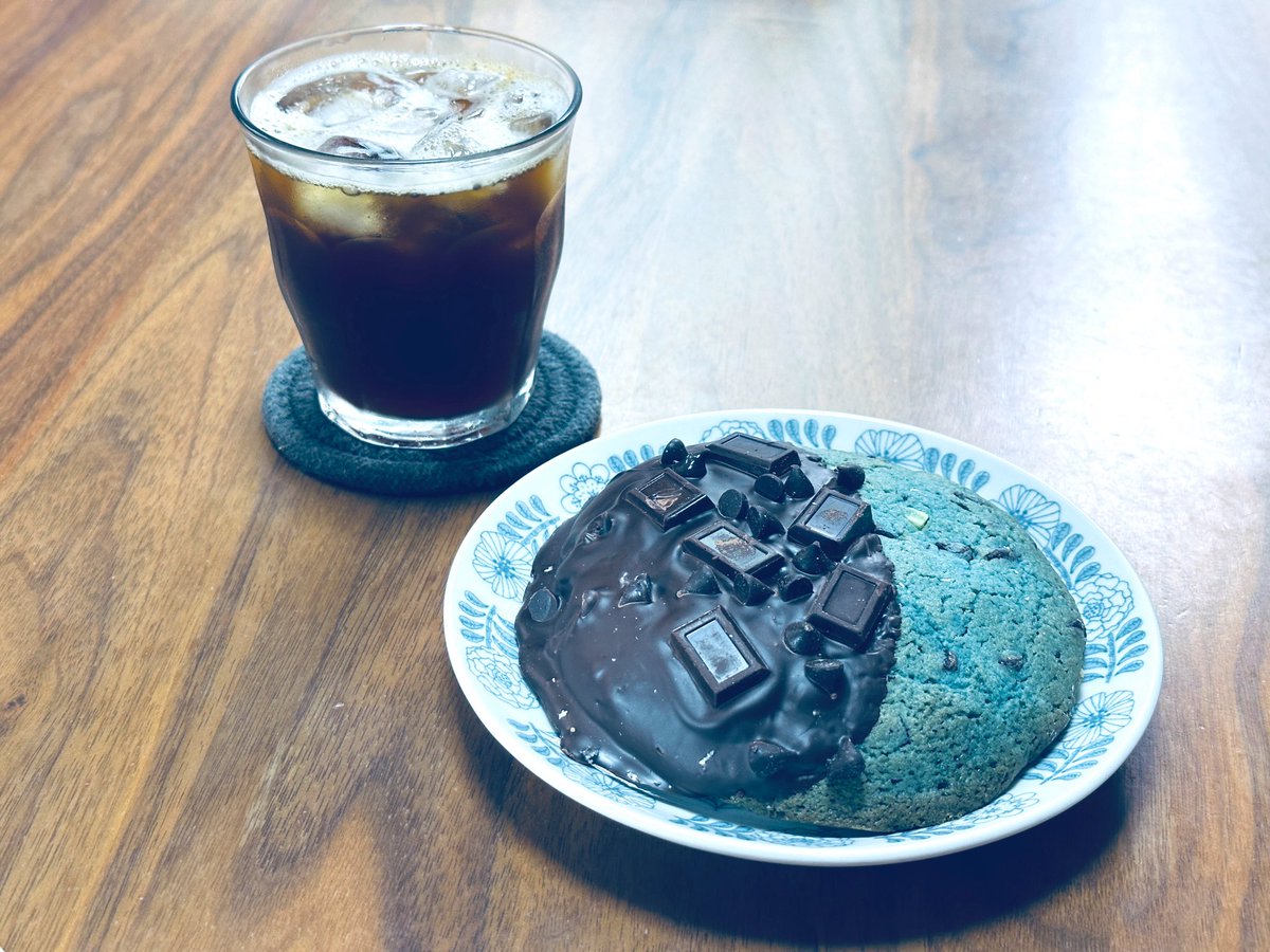 copicopiaki's tweet photo. GUILTY’S チョコミントクッキー
まさに後ろめたさを抱くサイズ感とカロリー🌱シェビーカラーとチョコのスタイリングが魅力のクッキーは、しっとりほろほろな優しい食感。ミントチョコなど二種のチョコで円やかな舌触りも楽しめる🍀
#GUILTYS #チョコミント https://t.co/QtUYc4q0q7