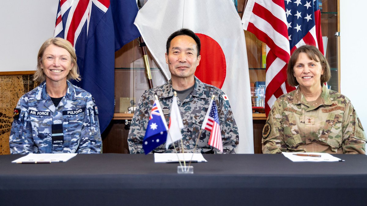 JASDF_PAO_ENG's tweet photo. Maj Gen Fujinaga, Director General A4, signed a document on trilateral logistics cooperation among JASDF, RAAF, and USAF.
#JASDF will continue to strengthen cooperation on logistics field and contribute to peace and stability in the region. 🇯🇵🇺🇸🇦🇺 https://t.co/rAXmZPcqNc