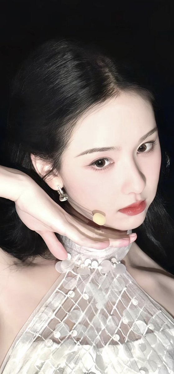 chenduling0996's tweet photo. 氛围感拉满的手机壁纸 #陈都灵 #嘟嘟 #chenduling https://t.co/Ybkuwt3oFA