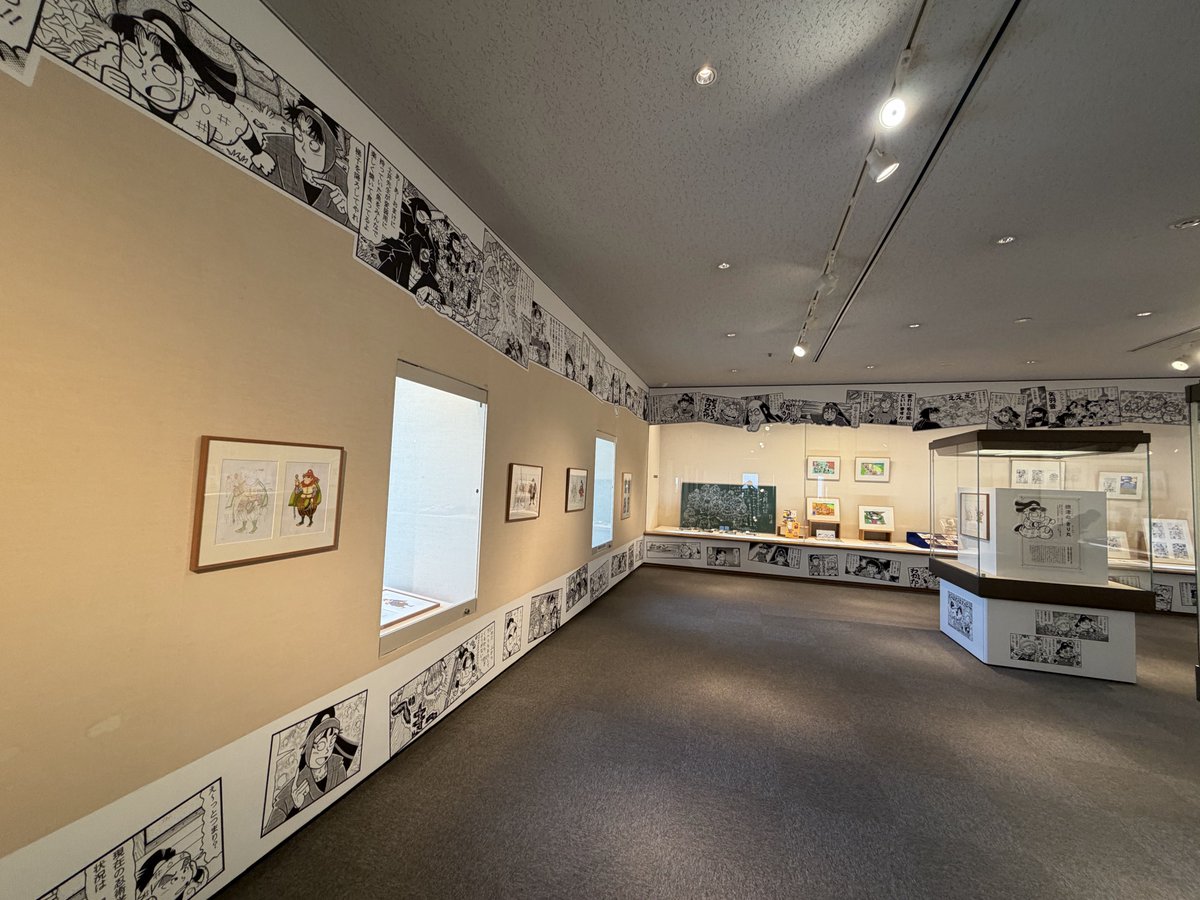 koya3594's tweet photo. 謎に豪勢な椅子がエレベーターホールにあったカッコイイ
尼信の原画展とても良かったです！
下の階の尼崎の歴史と貨幣･コインの常設展も見応えあった https://t.co/5y5ETwkX2K