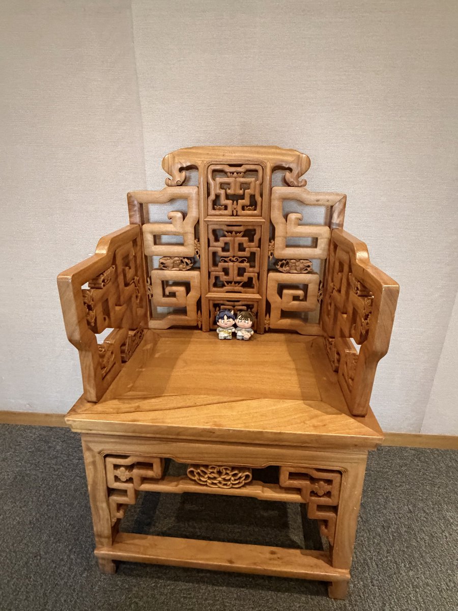 koya3594's tweet photo. 謎に豪勢な椅子がエレベーターホールにあったカッコイイ
尼信の原画展とても良かったです！
下の階の尼崎の歴史と貨幣･コインの常設展も見応えあった https://t.co/5y5ETwkX2K