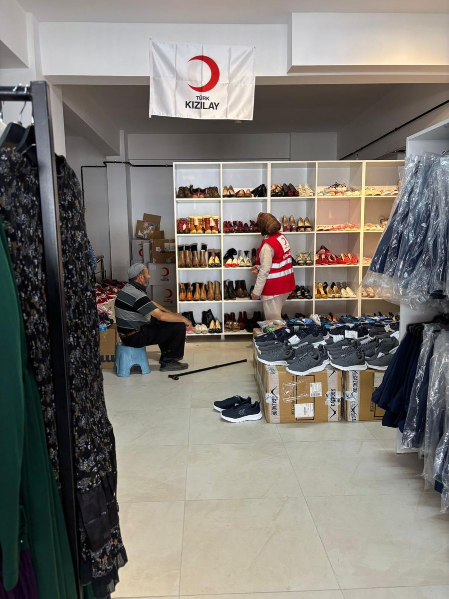 Kizilay's tweet photo. İhtiyaçlar farklı olsa da his aynı: Kendi ihtiyacına uygun olanı özgürce seçebilmek.

Kızılay Butiklerimizde ihtiyaç sahipleri, kendileri için hazırlanan kıyafet ve ayakkabıları bir mağaza deneyimiyle, diledikleri gibi seçebiliyor. ❤️ #SensizOlmaz https://t.co/2eBxFPmCAR