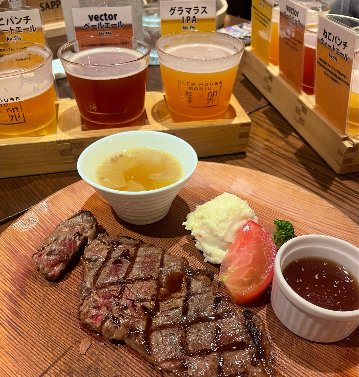 ama_inari's tweet photo. ビール巡り2杯目🍻
3種類のビアフライト
ランチのステーキとともに。。
美味しかった!!! https://t.co/rB7ku1Yuas